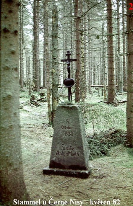 Stammel v roce 1982.jpg - Diapozitivy z let 1981-90 Stammelův pomníček u Černé Nisy č.2